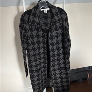 Max Studio houndstooth duster sweater grey black check size medium